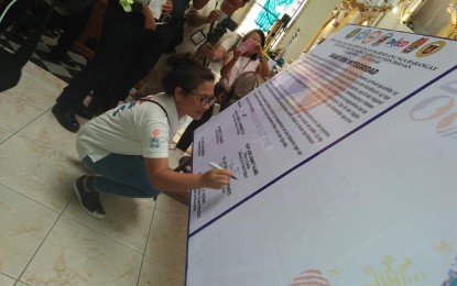 <p>PEACE PACT. Signing of peace covenant of village polls candidates in Calbayog City on Friday (May 4, 2018). (<em>Photo by DILG Calbayog</em>)</p>